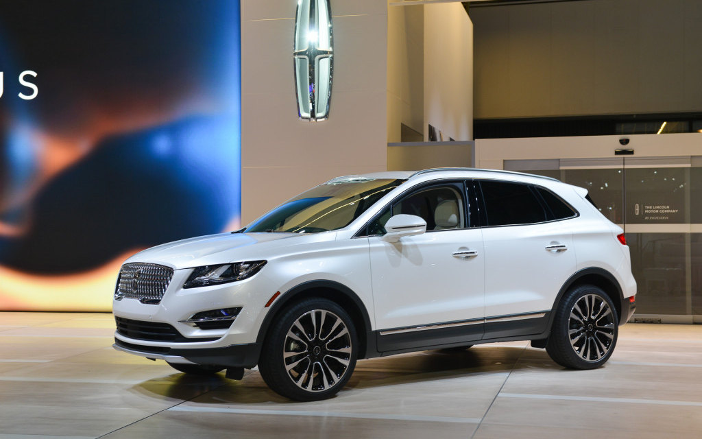 Comparison Lincoln MKC Reserve 2019 vs Kia Carens 2022 SUV Drive